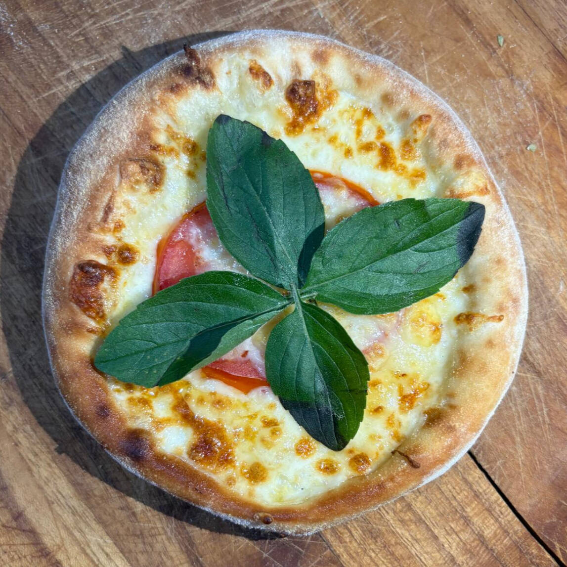 Deliciosa Esfiha Marguerita, feita com massa artesanal, Queijo Mussarela, Tomate em rodela e Manjericão fresco!