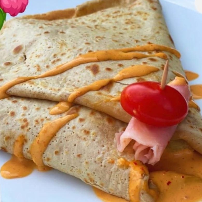 Crepa de Queso Manchego, Jamón y Trozos de Pina