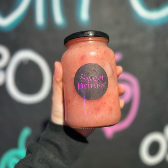 Caipirinha de morango com abacaxi com vodka, copo de vidro de 600ml.