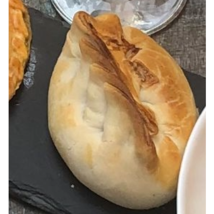 Deliciosa empanada de queijo e calabresa com cebola, de massa super levinha fazendo desse maravilhoso recheio, o seu grande protagonista.