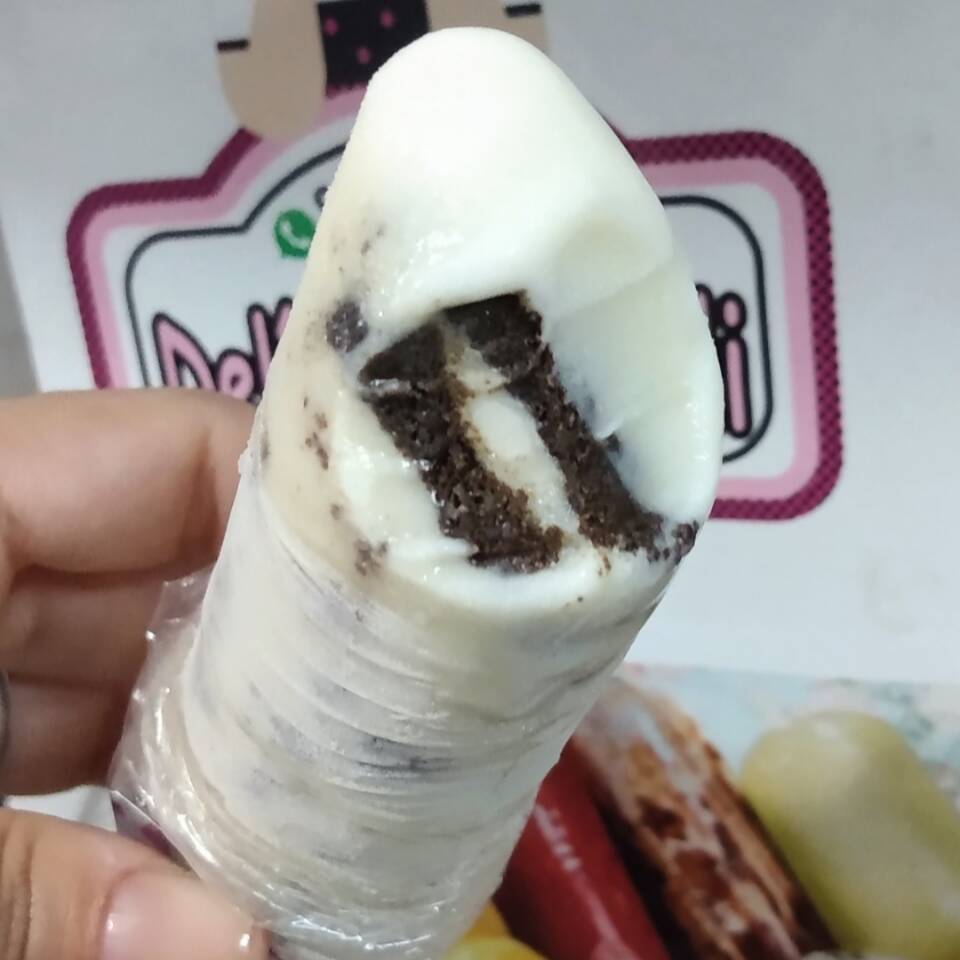 Esse sacolé é feito com uma base cremosa de leite Ninho e recheado com biscoito Negresco