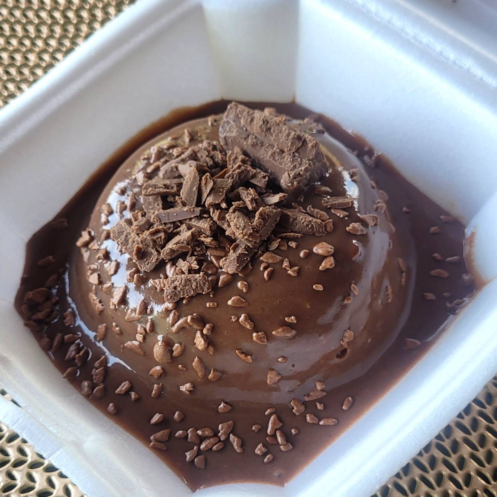 Bolo fofinho de cenoura com cobertura de brigadeiro cremoso de chocolate. Aproximadamente 250g.