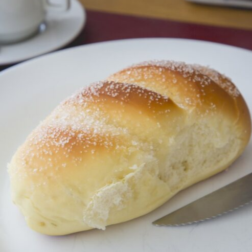 Pão fofinho e aromático, preparado laranja natural que traz sabor cítrico suave e perfume irresistível.