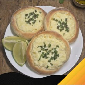 Esfihas de 11cm, com delicioso queijo e cebolinha!