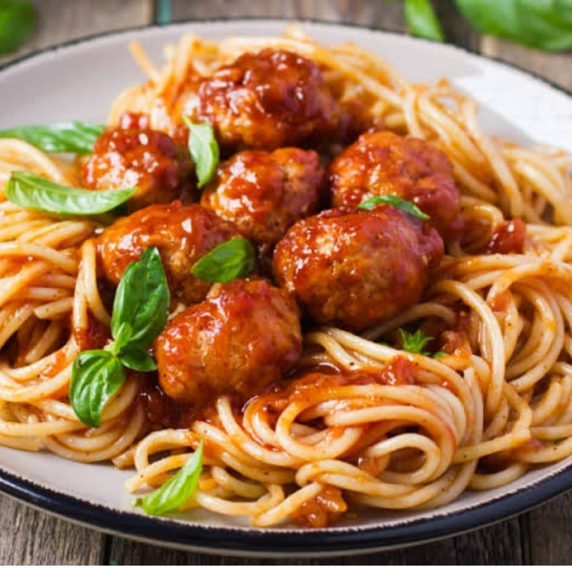 DELICIOSO ESPAGUETE ACOMPANHADO COM 6 ALMONDEGAS E BASTANTE MOLHO POMODORO SIMPLISMENTE DELICIOSO UMA BOA PEDIDA PRO SEU ALMOÇO
