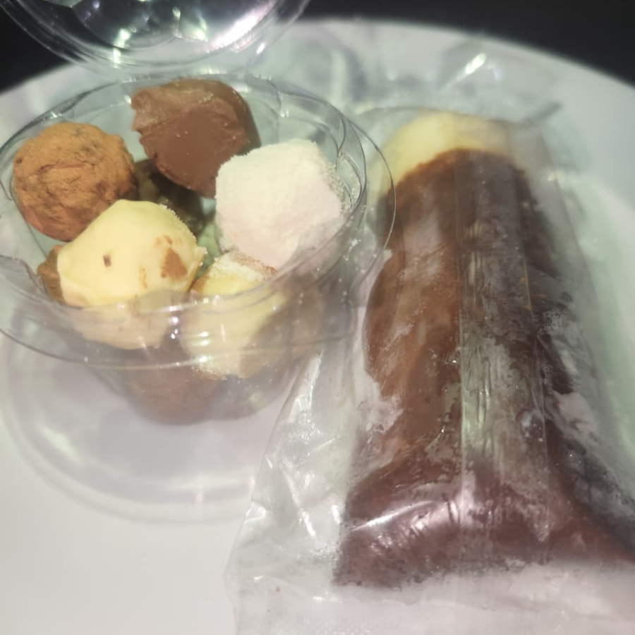 Nesta promoção cada um sai com 17% de desconto! Geladinho gourmet artesanal a sua escolha, cremosos na medida certa. Aproximadamente 120g cada um, de uma experiência deliciosa. Também acompanha uma belíssima embalagens com 12 mini trufas: 3 chocolate branco, 3 ninho, 3 chocolate preto, 3 cacau em pó, bem recheados com uma excelente porção.