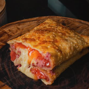 Queijo, presunto, tomate e orégano.