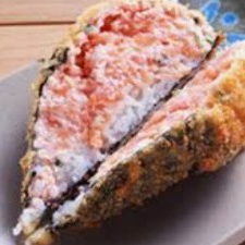 (Cone de nori com arroz, salmão empanado, creme chease, cebolinho e gergelim)