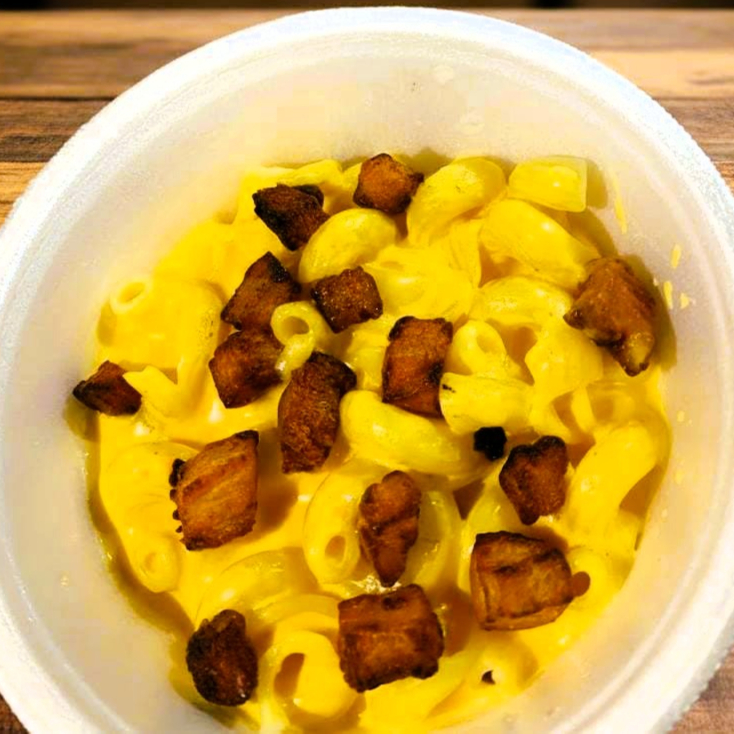 Leve 2 unidades e aproveite esse desconto sensacional! Macarrão cremoso ao molho cheese com cheddar especial e pedaços crocantes de bacon. Ingredientes: massa, molho cheese, bacon frito. Alérgenos: contém glúten, lactose. (Aprox. 500g)