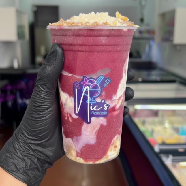 Açaí, flocos de arroz super crocante, granola, banana e leite em pó.