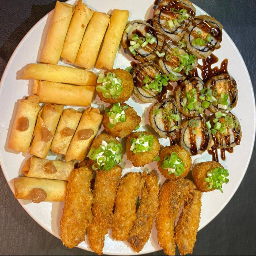 Combo para 2 pessoas - 10 unidades de Hot, 2 Harumaki de queijo, 2 Harumaki de doce de Leite, 9 Bolinhas de peixe, 8 Iscas de Tilápia, 9 bananas empanadas com doce de leite