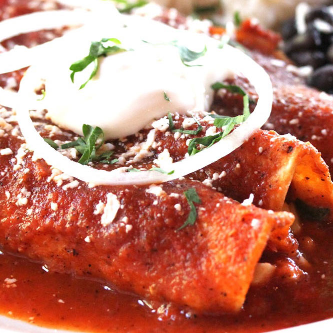 Enchiladas Rojas con Queso