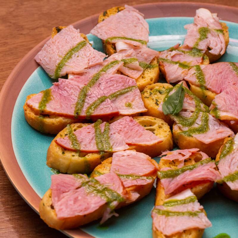 Brushchetta con jamón pierna y pesto italiano