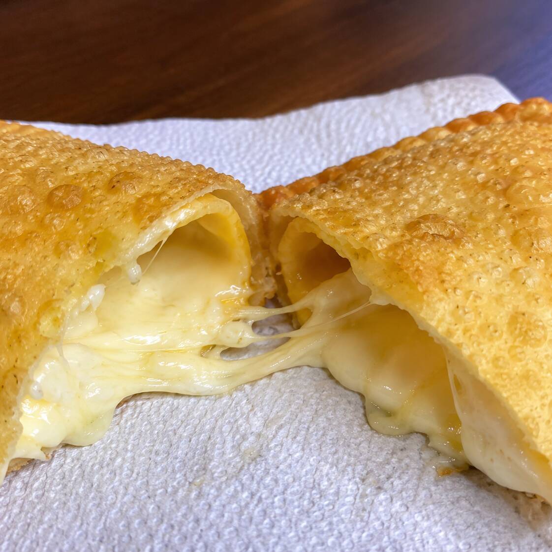Mussarela derretida combinada com Catupiry cremoso, formando um recheio super cremoso, saboroso e irresistível. Tudo envolvido em uma massa sequinha, crocante e douradinha. Uma explosão de cremosidade em cada mordida! 🤤