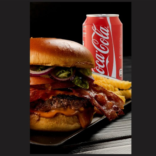 Macio Pão Brioche, Hambuguer de cortes especiais 160g, Fatias de queijo Cheddar, 2 Fatias de Bacon defumado, crocante Alface americana, Cebola Roxa e um toque especial do nosso molho da casa . + 125g Batata Crincle ( peso in Natura ) e Refri a seu gosto !