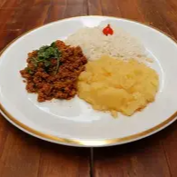 Acompanha arroz carne moida e pure