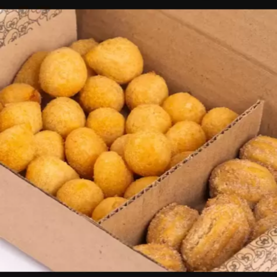 70 mini salgadinhos, sendo 25 coxinhas, 15 bolinhas de cheddar, 10 mini kibes e 20 mini churros.
