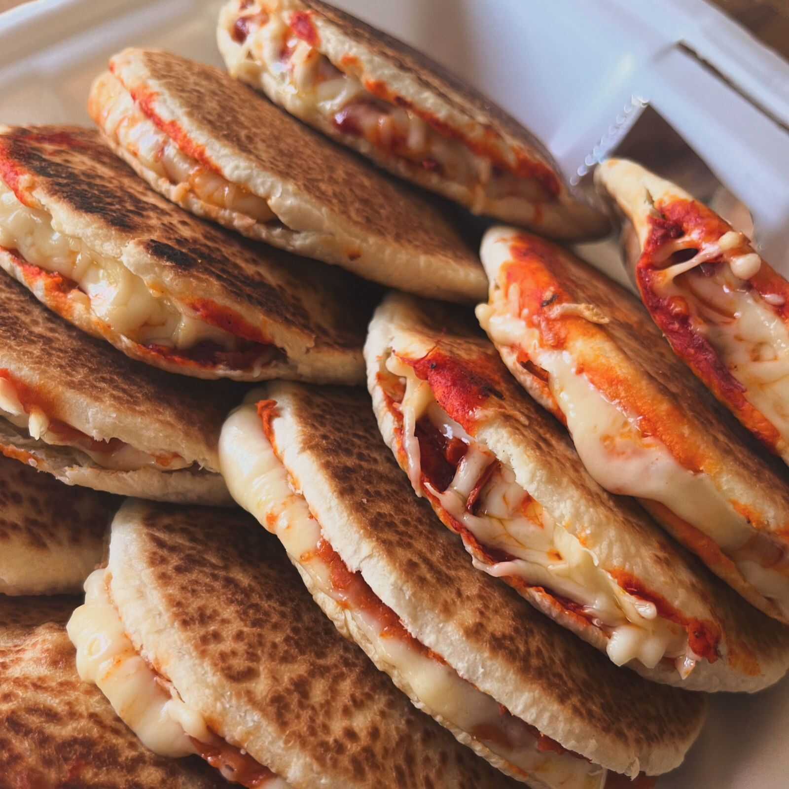Gordita de Deshebrada con Queso