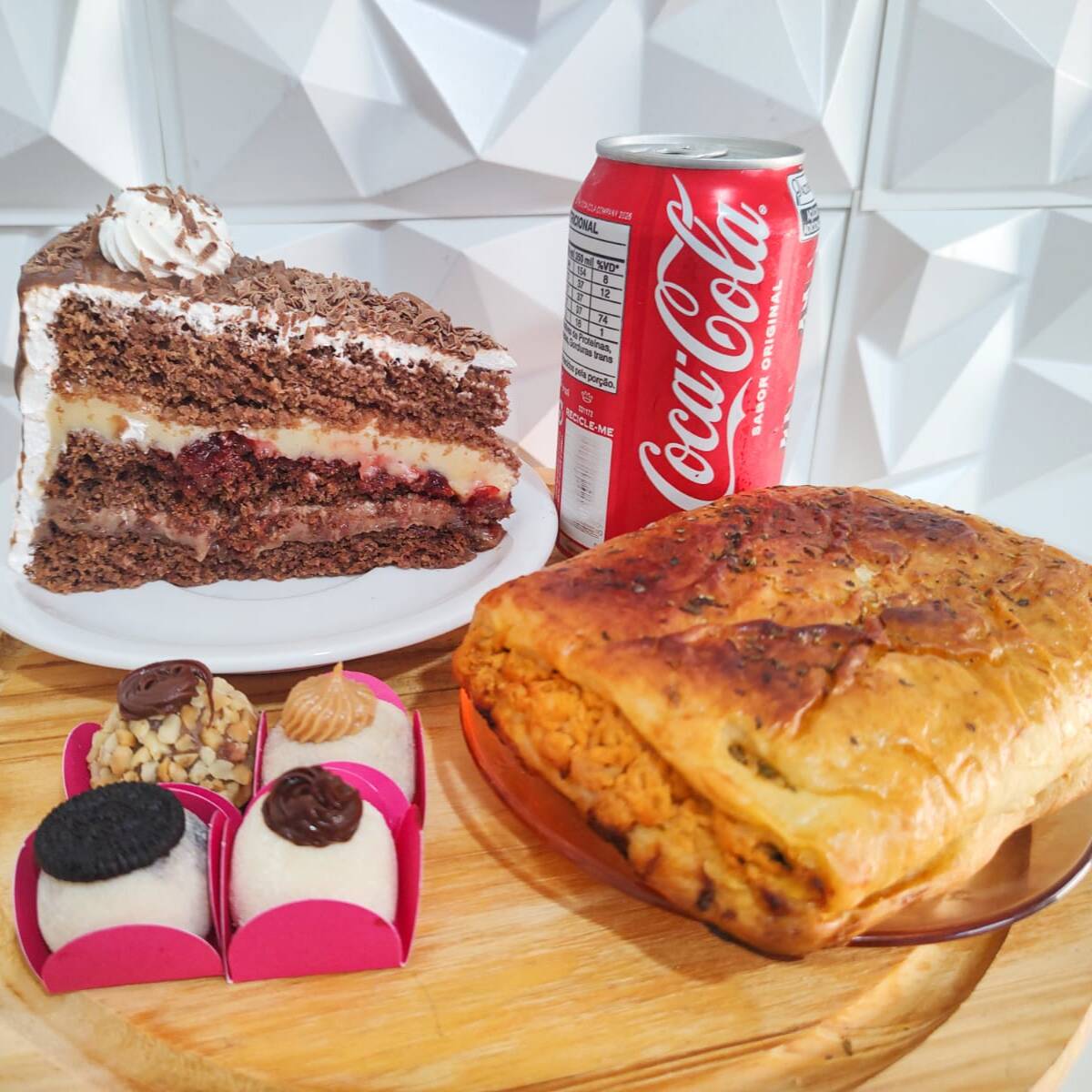 1 Fatia Torta Floresta Negra + 1 Joelho de Frango com Catupiry + 4 Docinhos Gourmet: (Ferreiro Rocher, Ninho c/ Nutella, Oreo e Churros) + 1 Coca Cola 350ml.