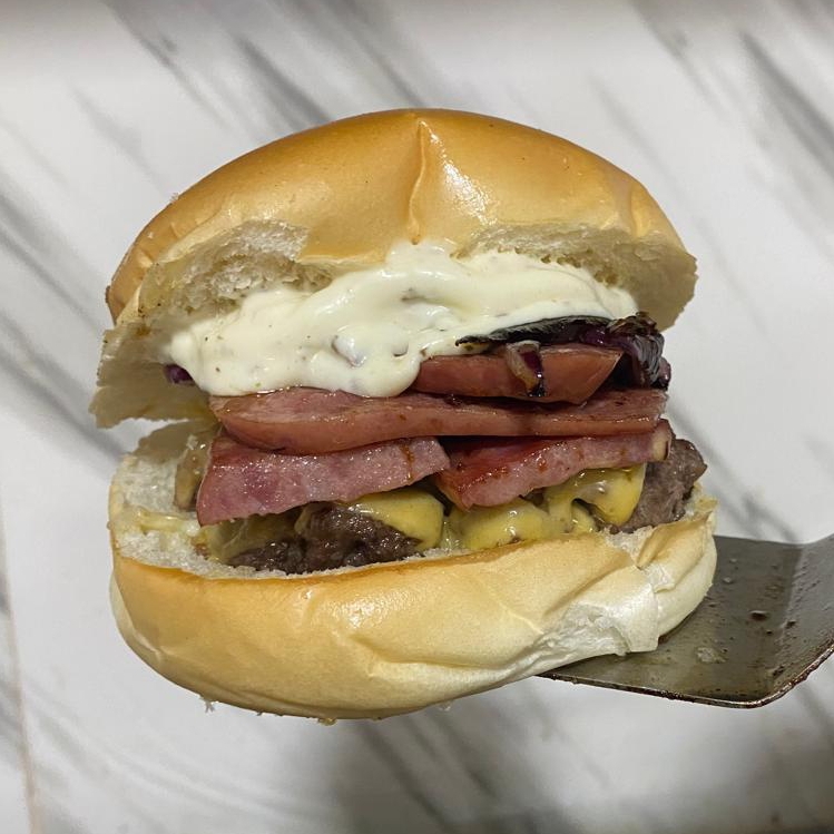 Pão de leite, carne 120g, calabresa, queijo prato, cebola roxa e molho caseiro