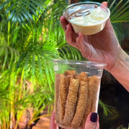 Copo com canudo crocante tanto suficiente passando na canela e açúcar+ recheio de doce de leite
