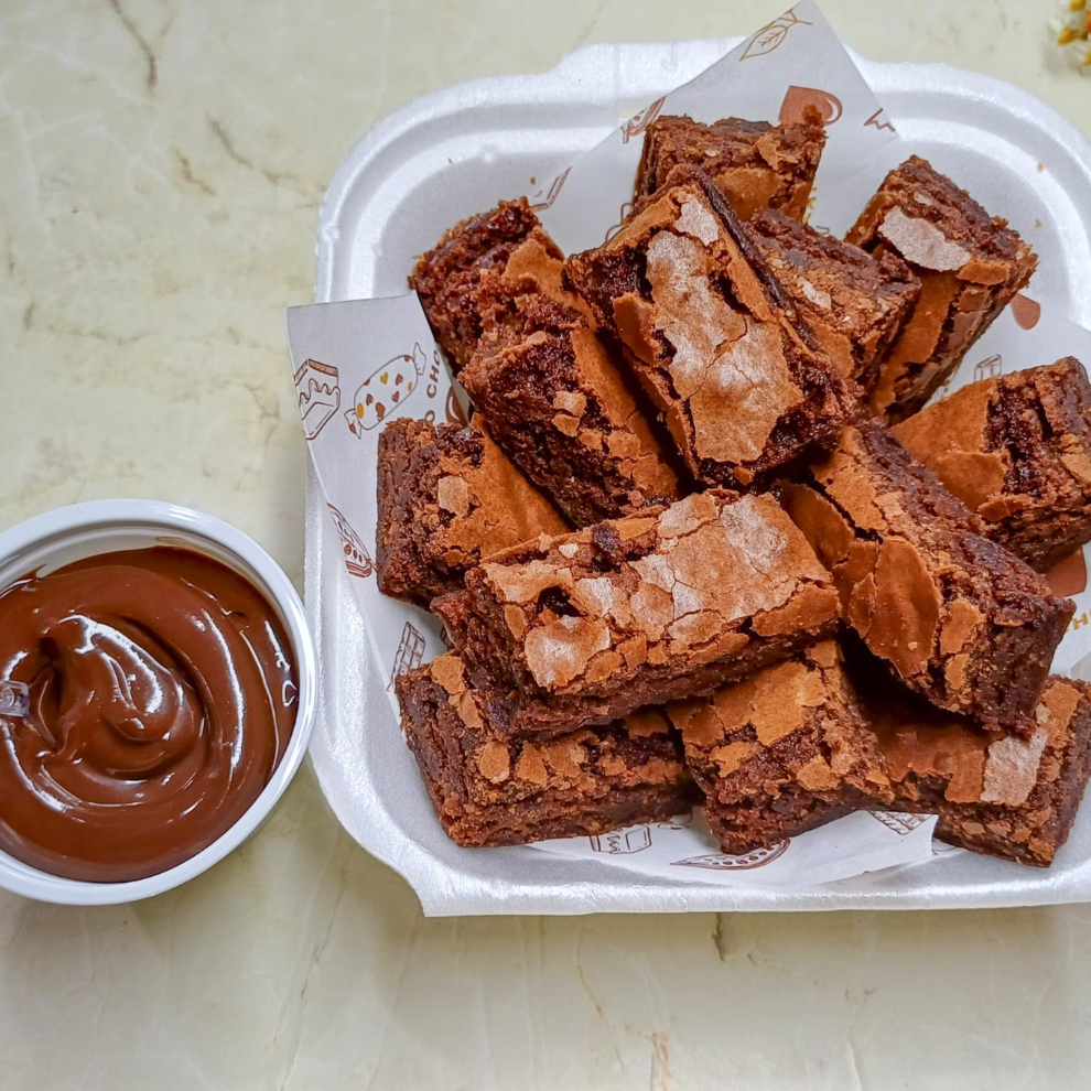Deliciosos pedaços de brownie acompanhado de um cremoso brigadeiro 50% cacau. 200gm