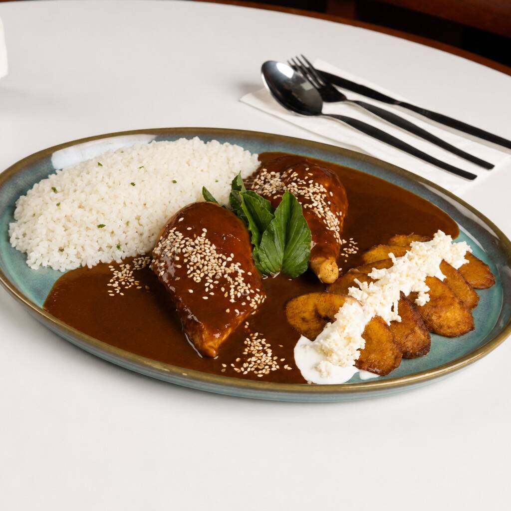 SUPREMA DE POLLO CON MOLE