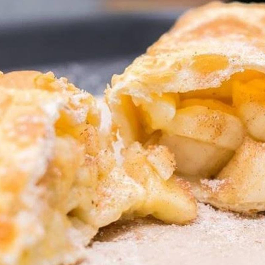 Delicioso pastel gigante crocante 20 cm, de banana com queijo derretido. A combinação perfeita do doce com o salgado