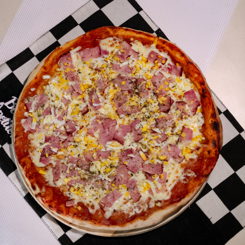 A união perfeita de sabores. Molho de tomate, mussarela, ovo e o inconfundível bacon croc3ante. Sabor intenso e satisfação garantida em 25cm.