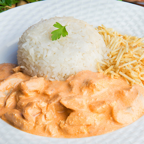 Nosso delicioso strogonoff de frango. Acompanha arroz, feijão (opcional) e fritas ou palha (opcional).