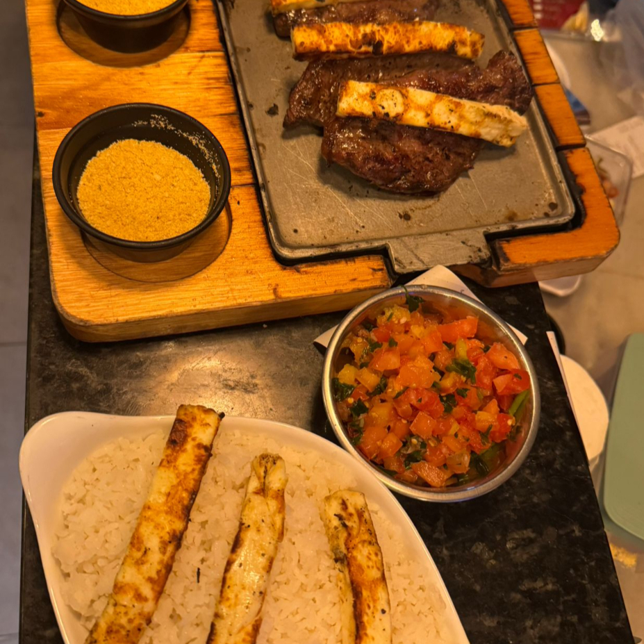 5 pedacos de Picanha com queijo coalho de baião de 2 vinagrete batata em conserva e farofa