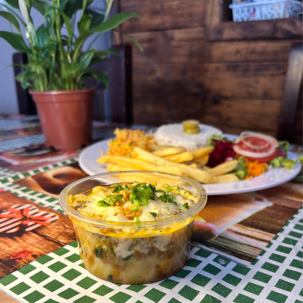 Arroz, saladinha salpicão e fritas