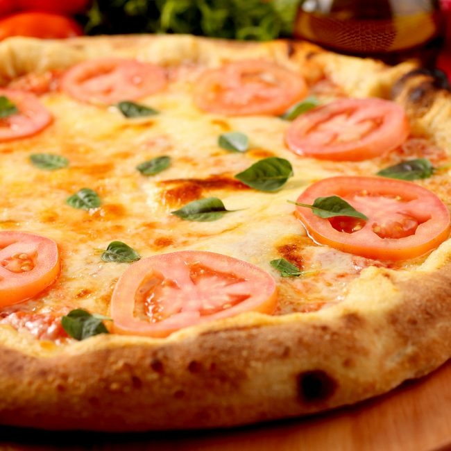 Nossa clássica pizza de margherita é feita com molho de tomates frescos, mozzarella especial, tomates fatiados, parmesão, finalizada com manjericão fresco e azeitonas pretas fatiada.