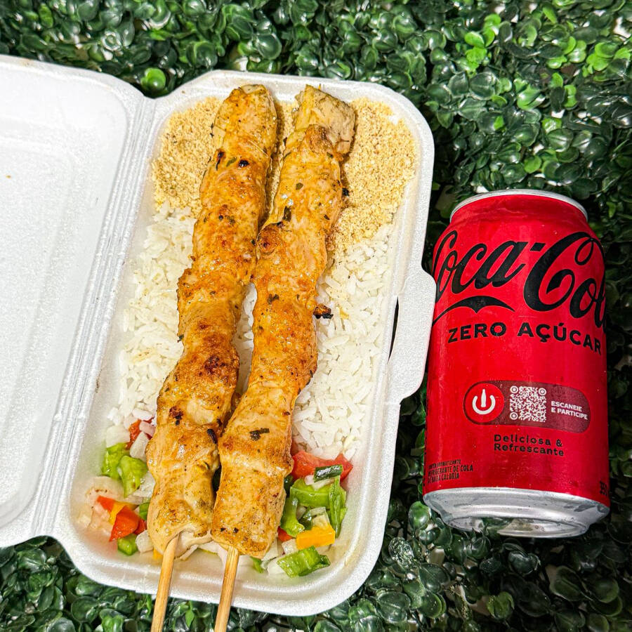 Jantinha completa com 150g de arroz , 40g de farofa 70g de vinagrete , 2 frango de 80g e coca zero 350ml