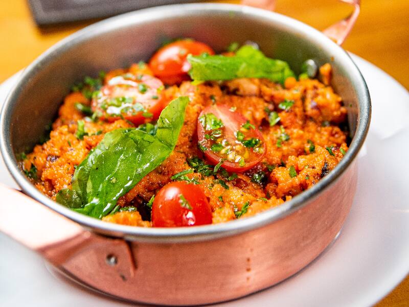 Camarões refogados no azeite com cebola alho, pasta de tomate seco, parmesão e castanha de caju. Acompanha 3 pãezinhos.