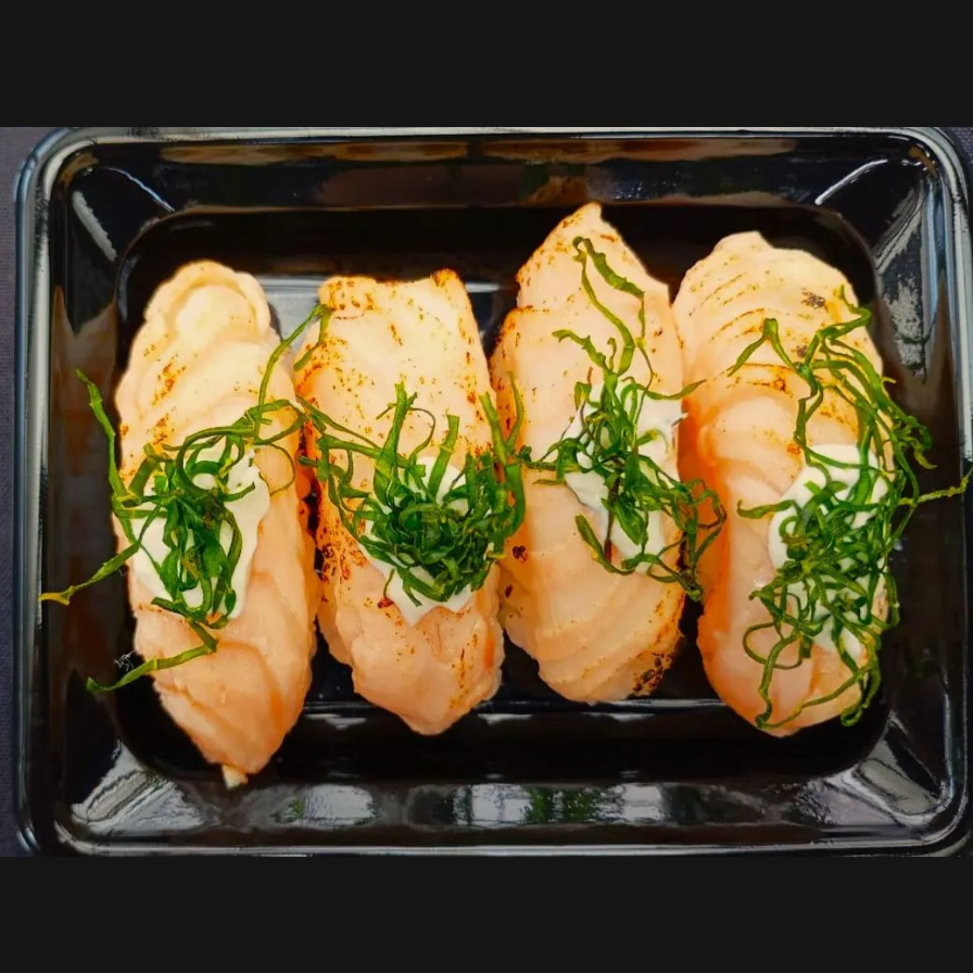 4 unidades - Salmão maçaricado, arroz, cream cheese e couve crispy