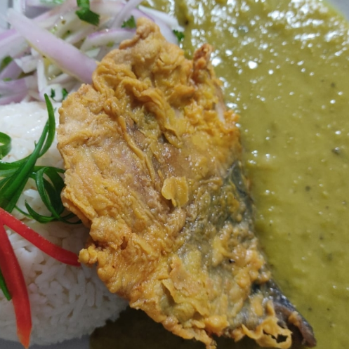Filete de Bonito Frito con Menestra y Arroz