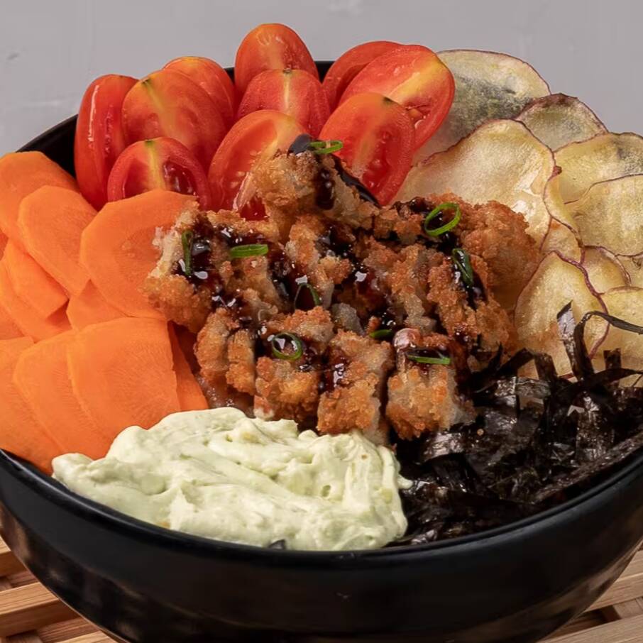Base à sua escolha, berinjela furai temperada e empanada na farinha panko, com molho de mousse de avocado, chips de batata doce crocante, alga nori cortada em tiras, cenoura picles e tomate cereja, finalizado com teryaki e cebolinha.
Escolha a base do seu poke: Arroz japonês (shari) ou Salada!