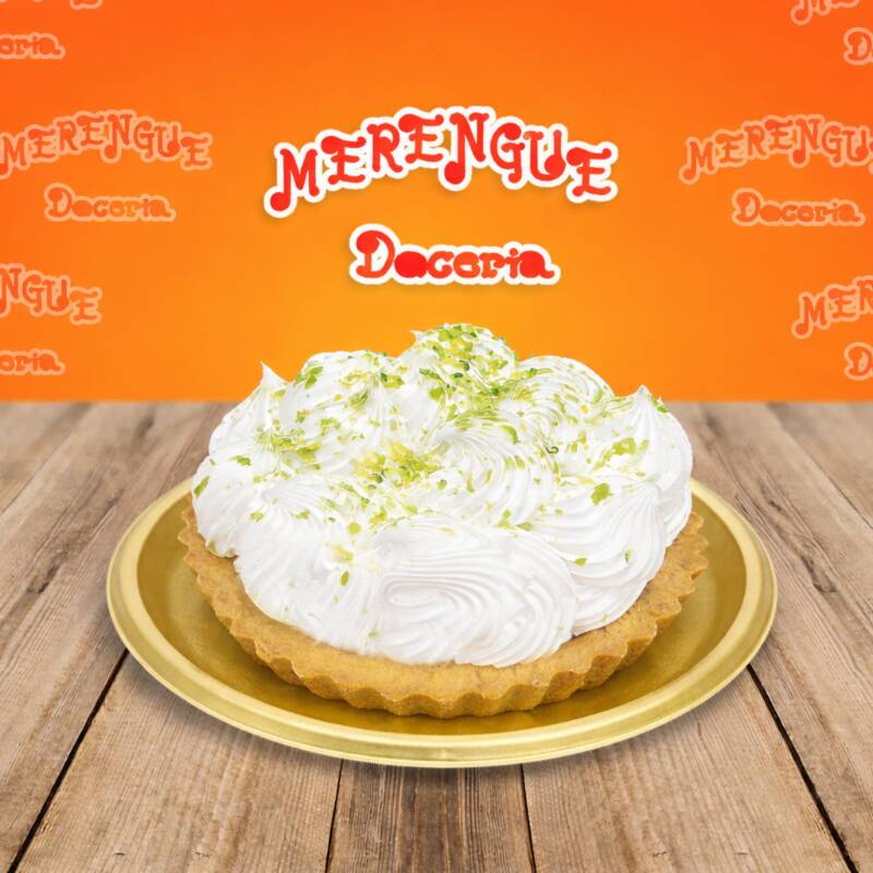 Uma sobremesa deliciosa se apresenta, com uma camada suave e cremosa de mousse de limão, envolvida por uma massa macia e aconchegante. Essa combinação irresistível é finalizada com a adição de leves e fofos marshmallows, que se fundem harmoniosamente, e a textura crocante das finas raspas de limão, trazendo um toque cítrico e refrescante para equilibrar a doçura. Cada mordida é uma explosão de sabores, com a massa úmida e aveludada se misturando com a cremosidade da mousse e o sabor cítrico dos limões. Uma sobremesa que desperta os sentidos e deixa o paladar satisfeito.