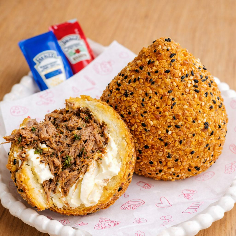 Coxinha Premium de Costela com Cream Cheese 🤤 A combinação perfeita entre costela desfiada macia e cream cheese cremoso, envolvida em uma massa de batata leve e empanada na farinha panko, garantindo crocância máxima por fora e cremosidade por dentro. Fritinha na hora e super recheada. Um salgado que virou febre no delivery.
