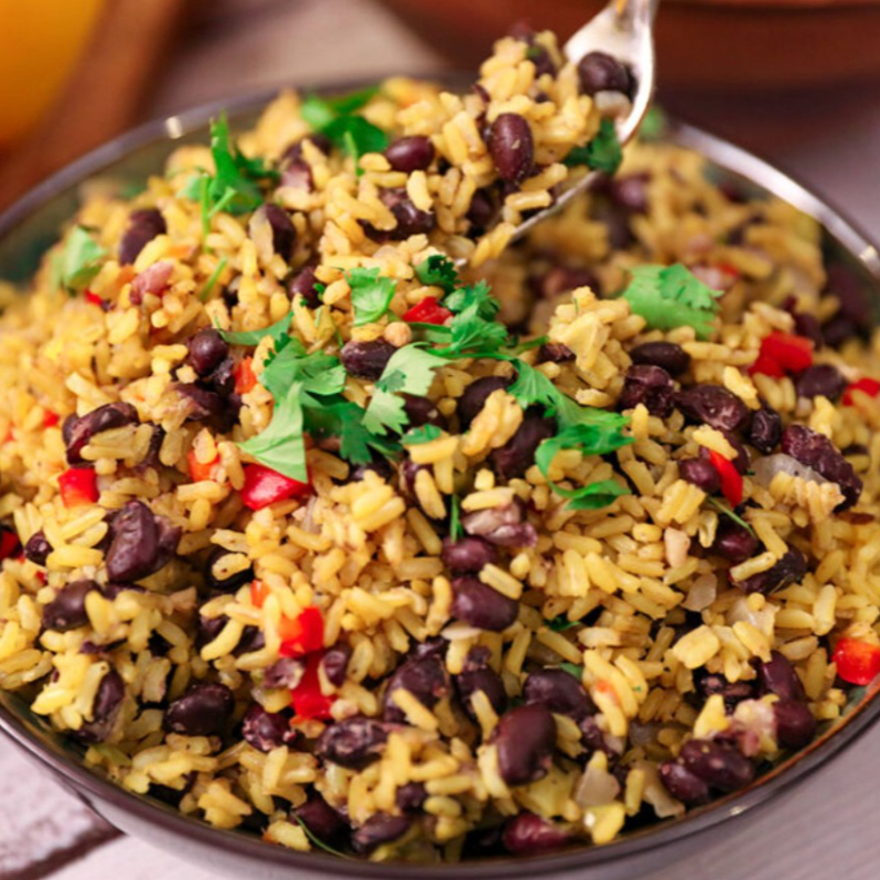Gallo Pinto con Pollo en Salsa