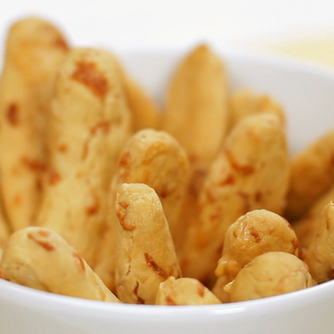 O Biscoito de Polvilho com Queijo Parmesão, Pimenta e Salsa é uma opção irresistível para os amantes de sabores marcantes. Com um sabor rico de pimenta e salsa e uma crocância excepcional, esse biscoito é perfeito para diversas ocasiões, principalmente como um delicioso petisco. 60g