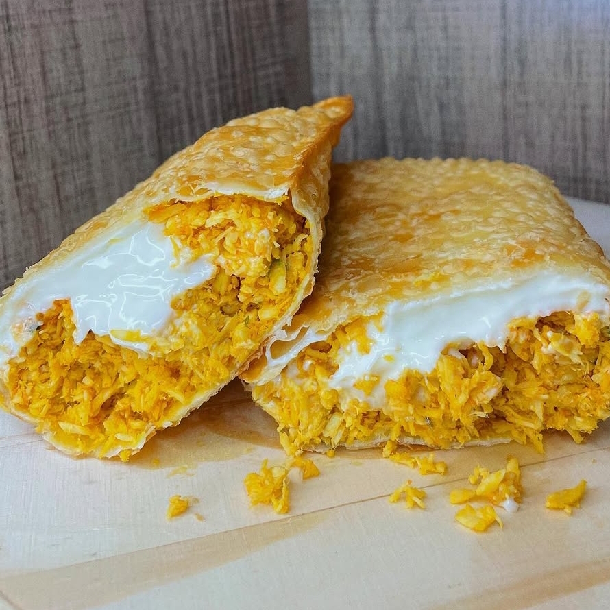Pastel com frango, catupiry, muçarela e azeitona