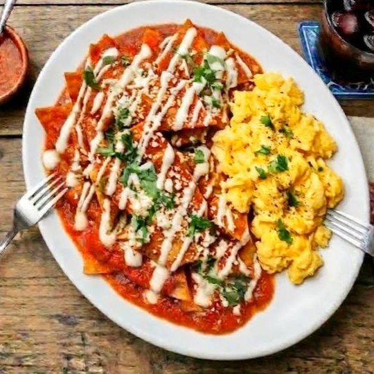 Chilaquiles Rojos o Verdes con Huevo Rebuelto