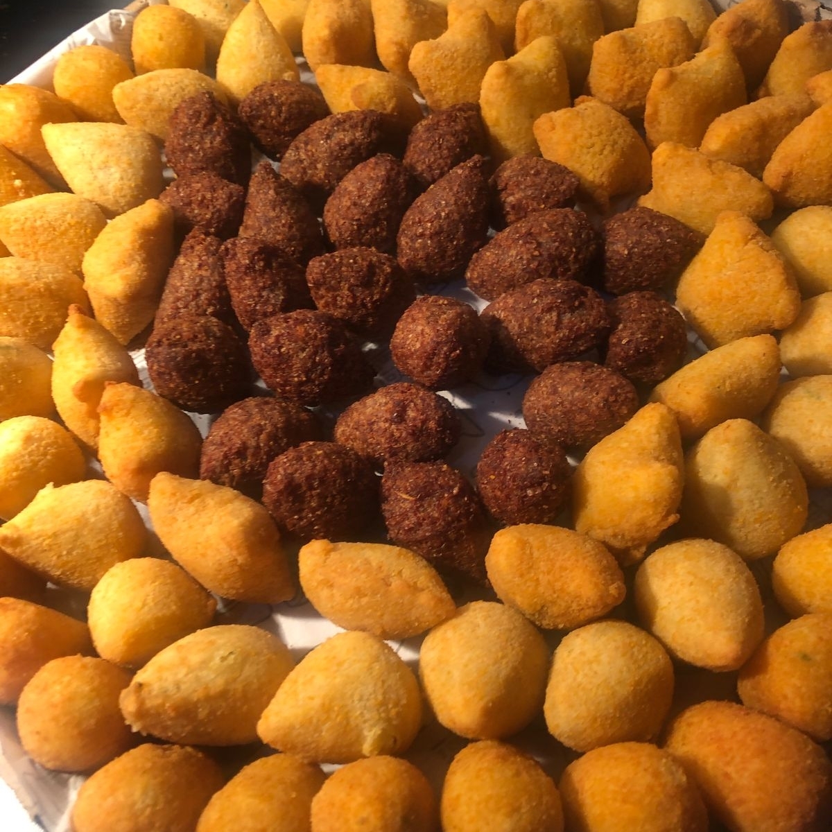 Delicioso salgado de festa de 18 a 20 gramas, salgado bem crocante e sequinhos. Escolha seu recheio e se delicie com nossos salgados