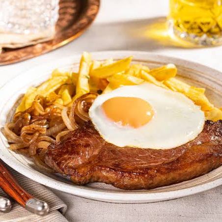 Contrafilé grelhado no fogo, arroz, feijão, batata frita, ovo e farofa crocante