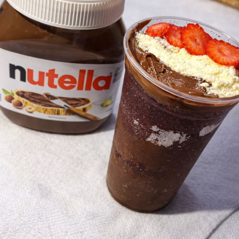 Uma combinação irresistível! Camadas cremosas de açaí, generosas porções de Nutella, morangos fresquinhos e aquele toque doce que derrete na boca. Finalizado com muito capricho pra deixar cada colherada ainda mais perfeita. Simplesmente impossível comer uma vez só!