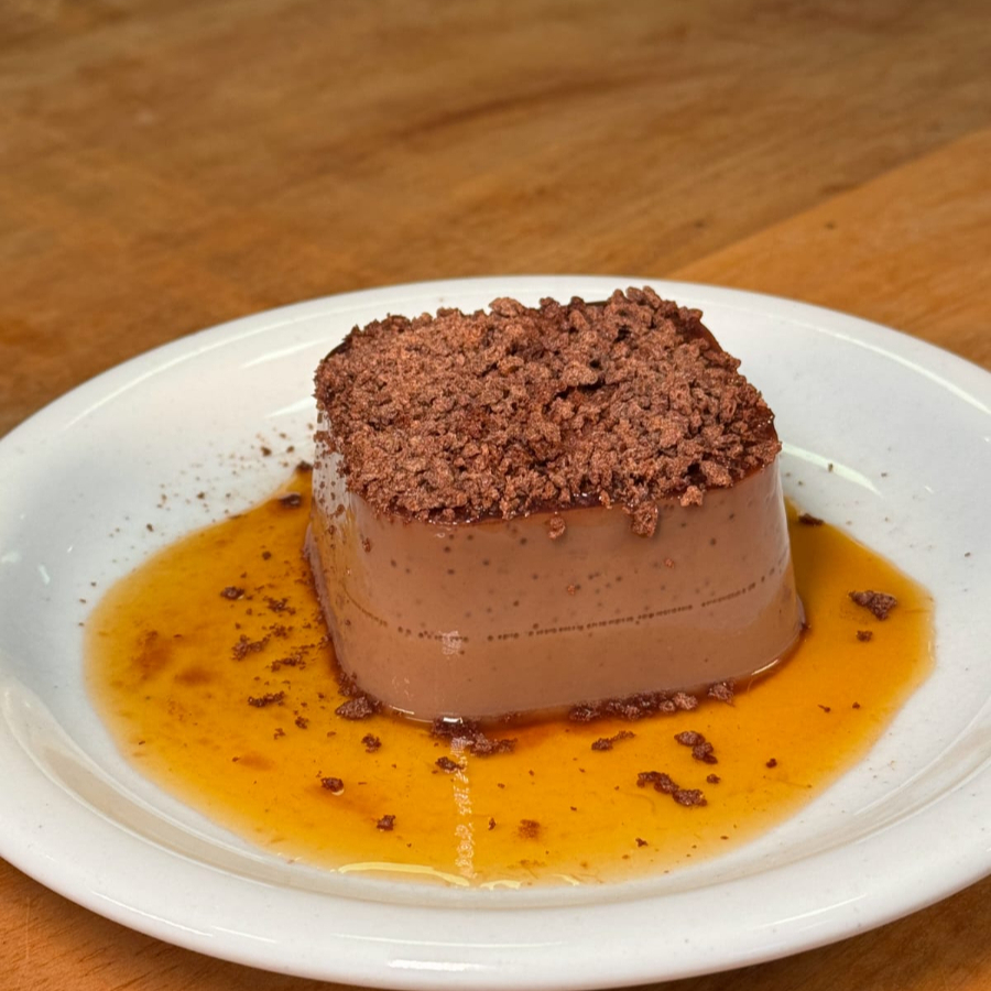 Pudim cremoso com base de Ovomaltine e cobertura de Ovomaltine crocante. Sabor intenso e textura perfeita para quem ama chocolate. Serve 1 pessoa. Aproximadamente 150g.