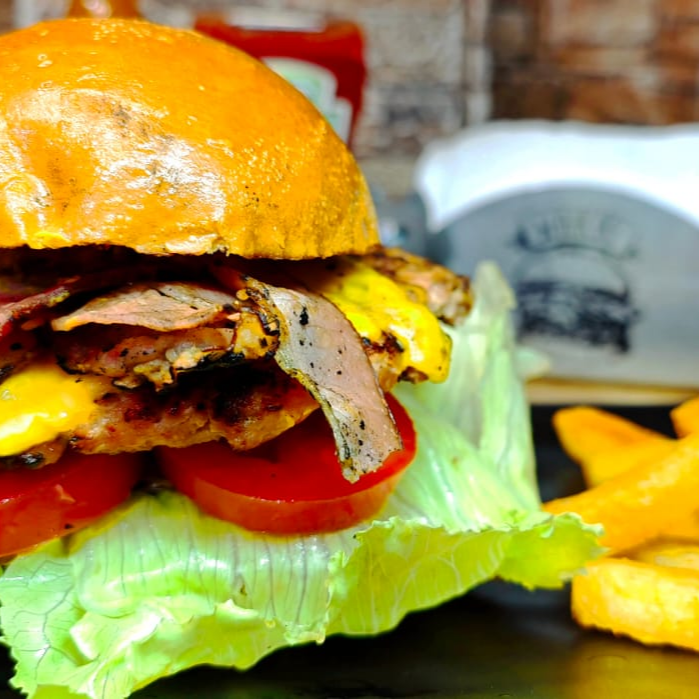 Hamburguesa con Tocino incluye Papas a la Francesa