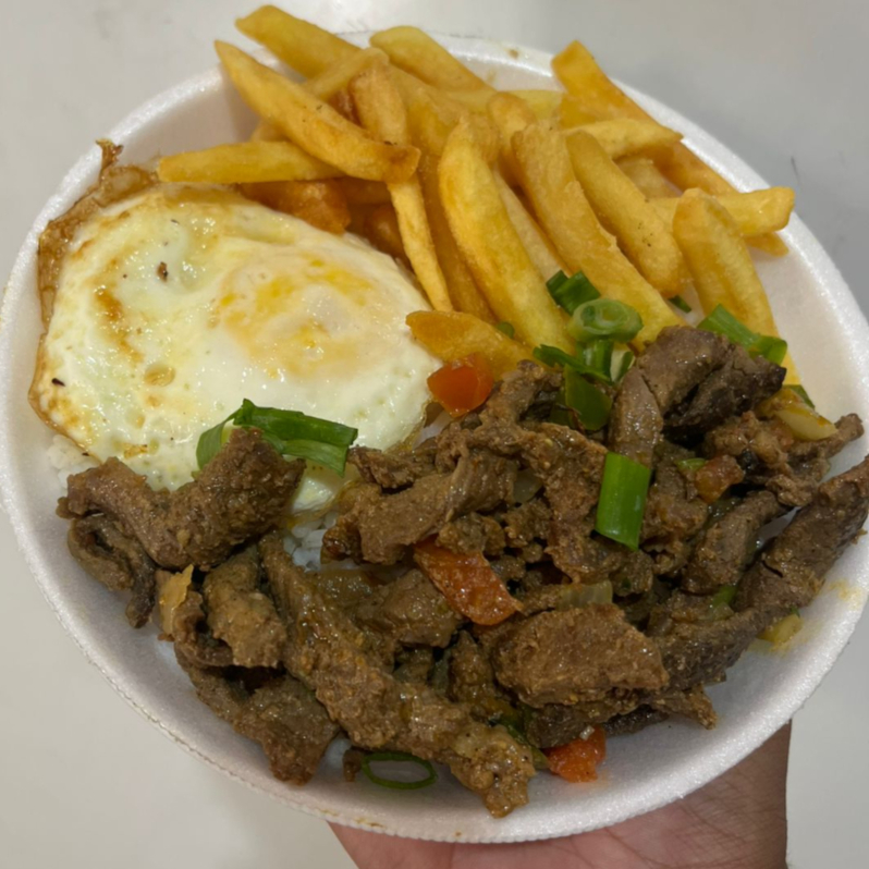 Arroz, feijão, batata frita, ovo frito e a isca de carne